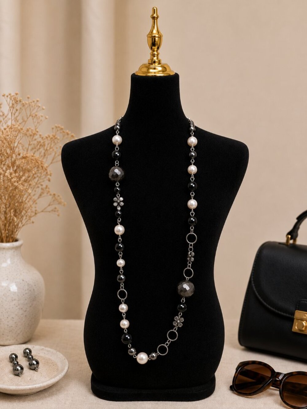 OSFA: Unbranded Black, White and Dark Silver Beaded Necklace